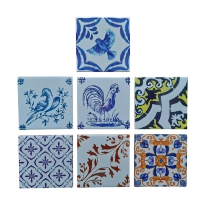 Conjunto de sete azulejos decorativos quadrados em cerâmica com padrões e desenhos variados.