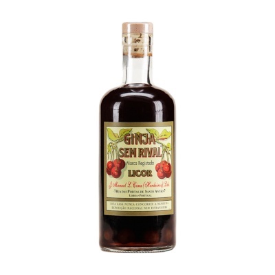 Garrafa de licor Ginja Sem Rival com rótulo amarelo e vermelho e cortiça