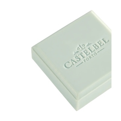 Caixa creme quadrada com texto em relevo CASTELBEL PORTO