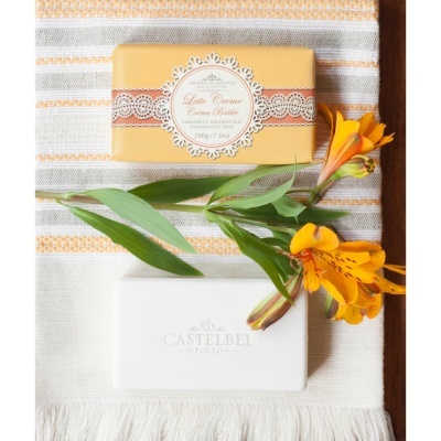 Sabonetes decorativos com flores amarelas sobre pano listrado
