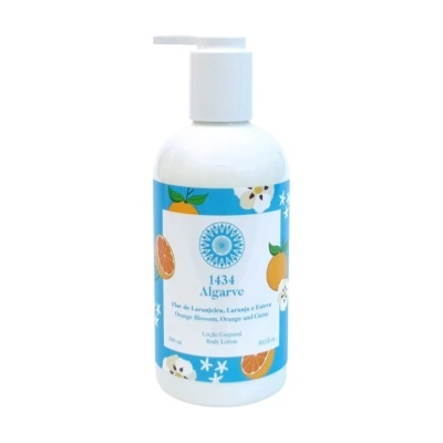 Frasco branco com rótulo azul e ilustrações de laranjas e flores