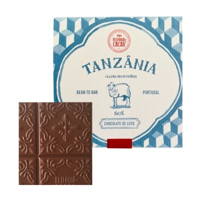 Barra de chocolate de leite Tanzânia 60% com embalagem azul e branca e relevo decorativo.