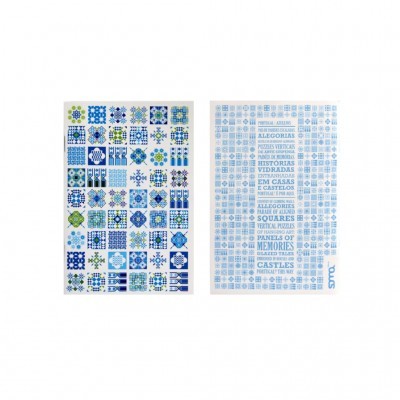 Painéis de azulejos decorativos com padrões e texto em azul e branco