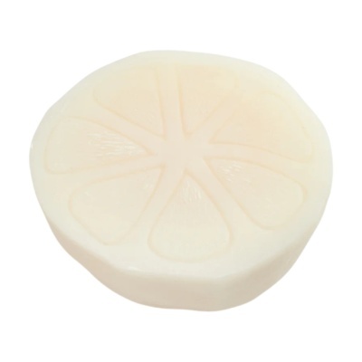 Produto redondo branco com relevos de gomos de fruta cítrica