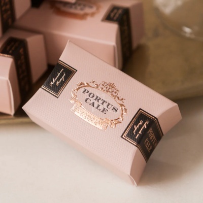 Embalagem rosa claro com etiqueta preta e dourada PORTUS CALE
