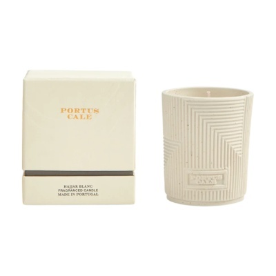 Vela perfumada em vaso cerâmico branco com padrão geométrico e embalagem branca