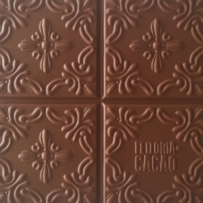 Barra de chocolate castanho com relevo decorativo e texto FEITORIA DO CACAO