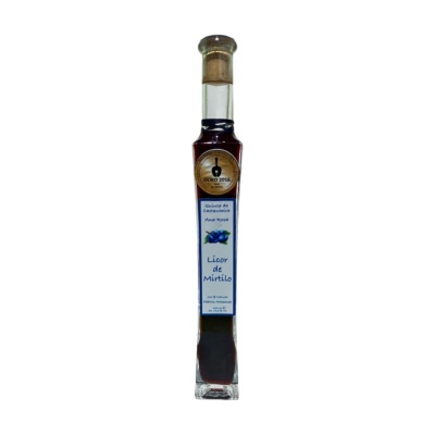 Garrafa de licor de mirtilo com rótulo branco e selo dourado