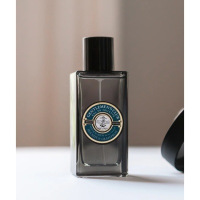 Frasco de eau de toilette Gentlemens Club com rótulo azul e bege