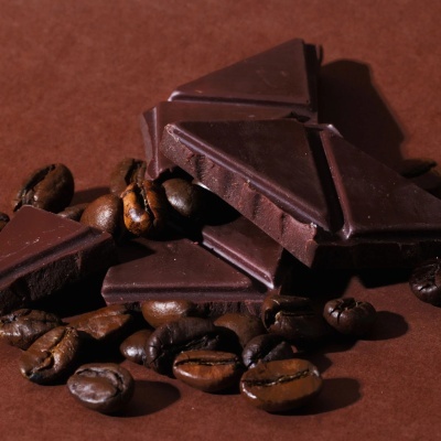 Pedaços de chocolate preto com grãos de café torrados