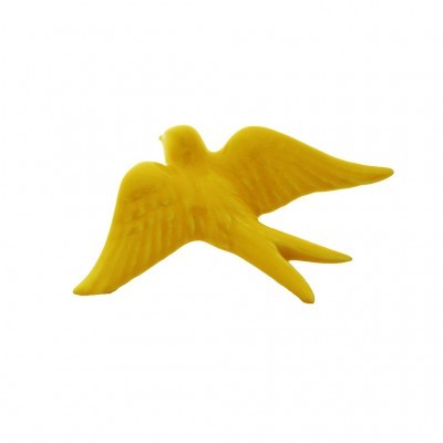 Estatueta decorativa amarela em forma de pássaro com asas abertas