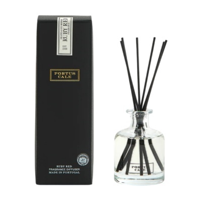 Difusor de fragrância Ruby Red em frasco de vidro com varetas e embalagem preta