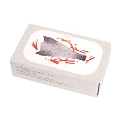 Embalagem retangular de bacalhau em papel cinzento com ilustração de peixe e texto em várias línguas