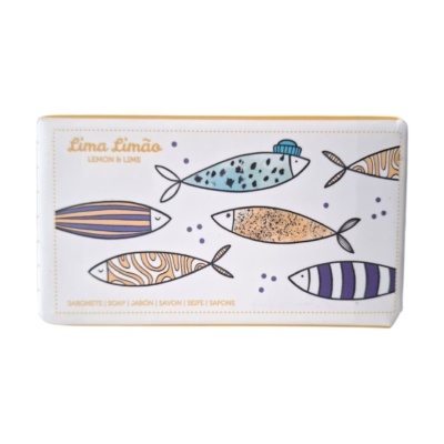 Sabonete embalado com desenho de peixes coloridos e texto Lima Limão LEMON & LIME