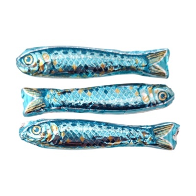 Chocolates embalados em papel azul com padrão de peixe