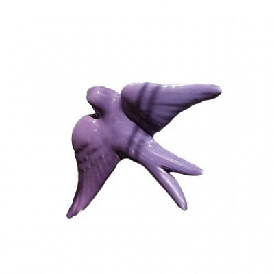 pássaro decorativo lilás em cerâmica com asas estendidas