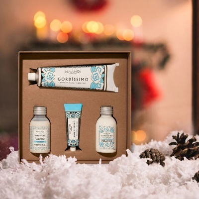 Conjunto de cosméticos Benamôr Gordíssimo em embalagem castanha com neve artificial e pinhas
