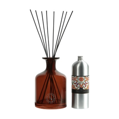 Difusor de aromas em vidro castanho com recarga metálica.