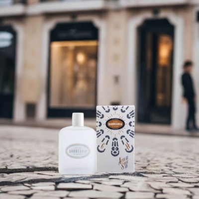Frasco branco e caixa de after shave em calçada portuguesa