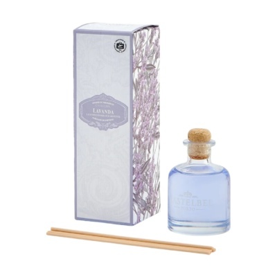 Difusor de fragrância de lavanda com caixa decorada e garrafa de vidro com líquido lilás
