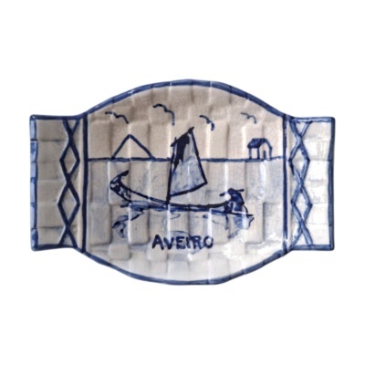 Prato decorativo de cerâmica branca com desenho azul de barco e a palavra Aveiro.