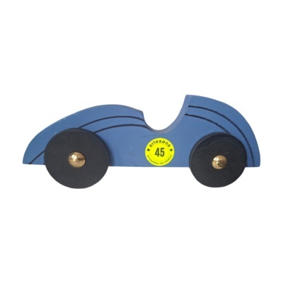 Brinquedo de madeira azul em forma de carro com rodas pretas e adesivo amarelo