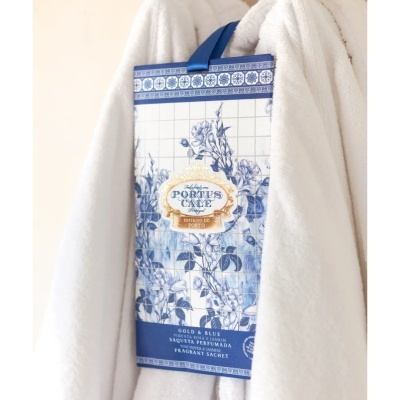 Saco perfumado azul com padrão floral pendurado em roupão branco
