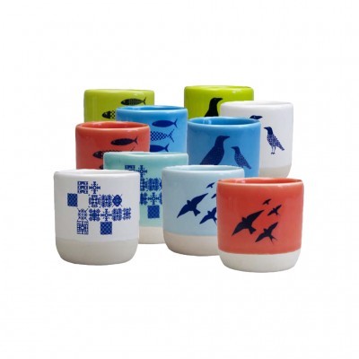 Conjunto de copos de cerâmica coloridos com desenhos de aves e peixes