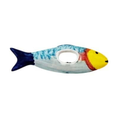 Abridor de garrafas em forma de peixe pintado em branco, azul, amarelo e vermelho.