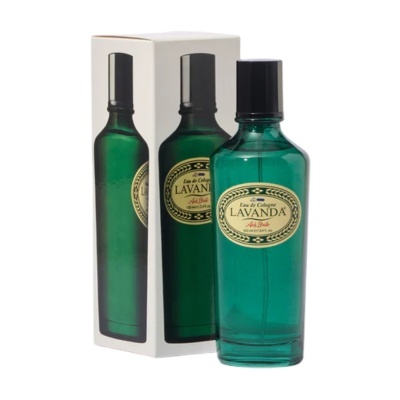 Frasco verde com tampa preta e embalagem branca com imagem do frasco de Eau de Cologne Lavanda