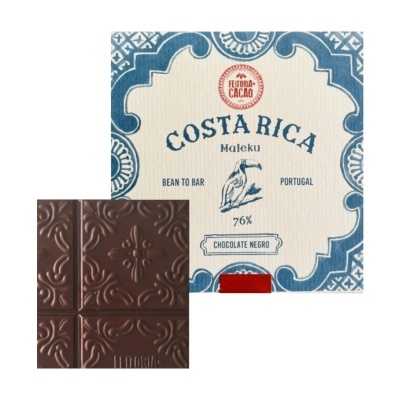Embalagem decorada azul e branco de chocolate Costa Rica 76% e barra com relevo decorativo em chocolate preto.