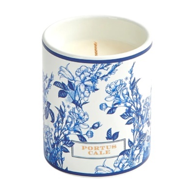 Vela perfumada em recipiente cerâmico branco com padrão floral azul.