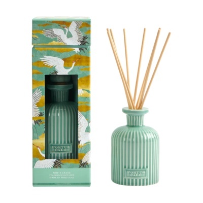 Difusor de fragrância verde água com pauzinhos e caixa decorada com cegonhas brancas