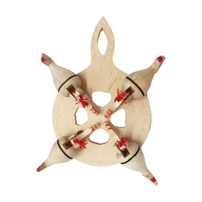 Figura decorativa artesanal em madeira com quatro pássaros e base recortada.