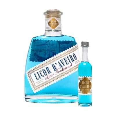 Duas garrafas de vidro com licor azul com rótulos tradicionais