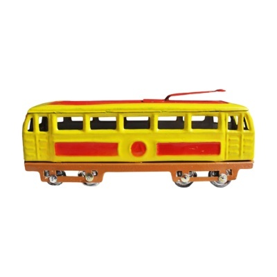Elétrico modelo em metal amarelo e vermelho com rodas cromadas