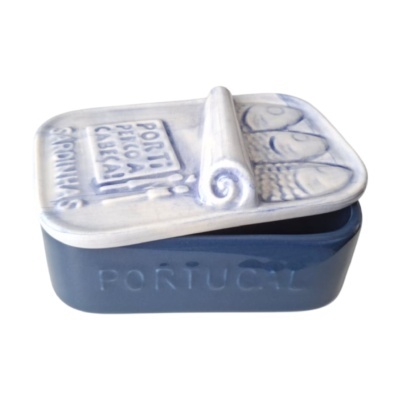 Caixa de porcelana azul com tampa branca decorativa de sardinhas e texto