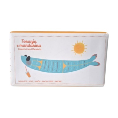 Embalagem de sabonete com desenho de peixe azul e sol amarelo, texto Toranja e mandarina