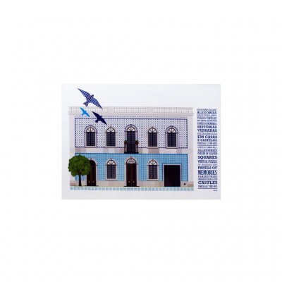 Painel decorativo com casa azul e branca, janelas, pássaros azuis e texto bilíngue ao lado direito