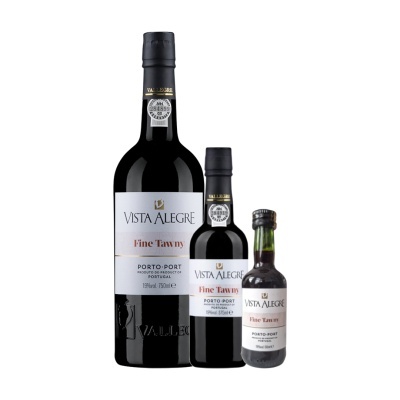 Três garrafas de vinho do Porto Vista Alegre Fine Tawny de diferentes tamanhos com rótulos brancos.