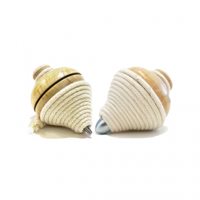 Dois piões tradicionais de madeira com corda branca, sobre fundo branco.