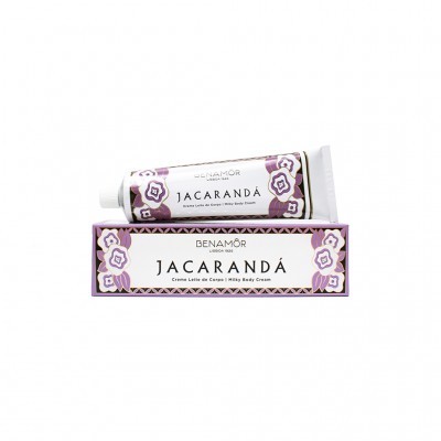 Creme corporal Benamôr Jacarandá em tubo e caixa floral roxa e branca