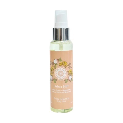 Frasco de bruma perfumada com rótulo cor de pêssego e flores amarelas