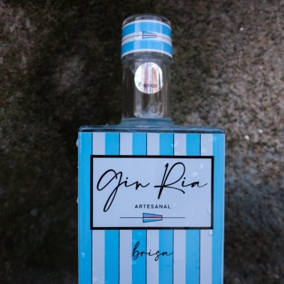 garrafa de gin artesanal com rótulo azul e branco