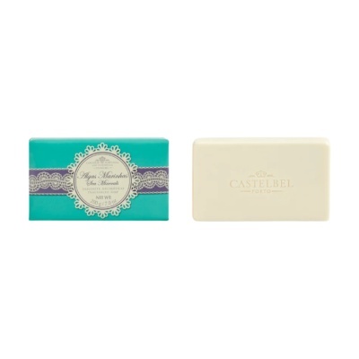 Sabonete aromático com embalagem azul e barra creme com logo Castelbel
