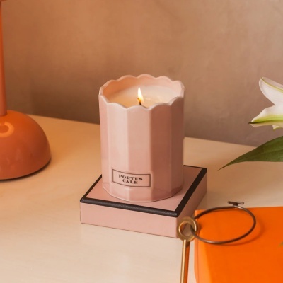 vela perfumada em embalagem cerâmica rosa acesa