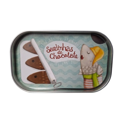 Lata com sardinhas de chocolate em formato de peixe