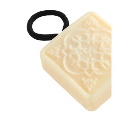 Elástico preto com barra de sabão creme quadrada com padrão em relevo