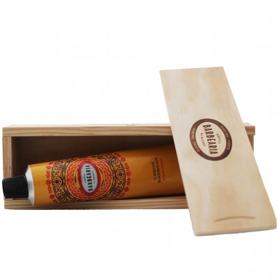 Frasco amarelo de creme para barba em caixa de madeira com tampa.