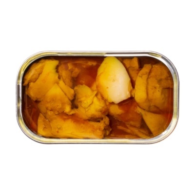 Lata metálica com alimento amarelo alaranjado em líquido